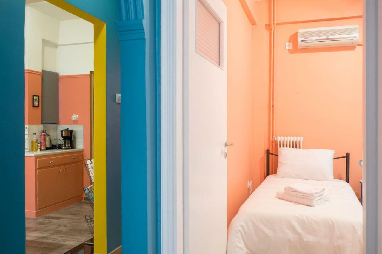 "Casa De Colores", Next To The Metro Атина Екстериор снимка